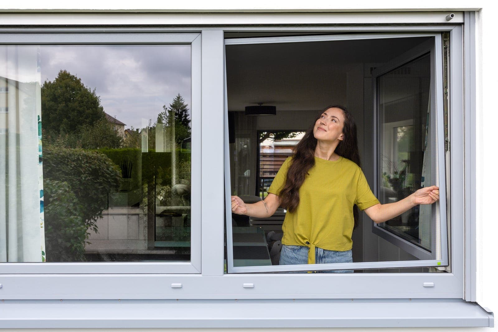 Spannrahmen Insektenschutz wird ins Fenster eingehängt